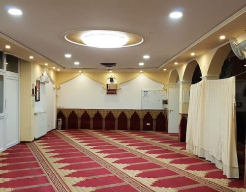 Innenraum der Al Iman Moschee mit Gebetsteppichen